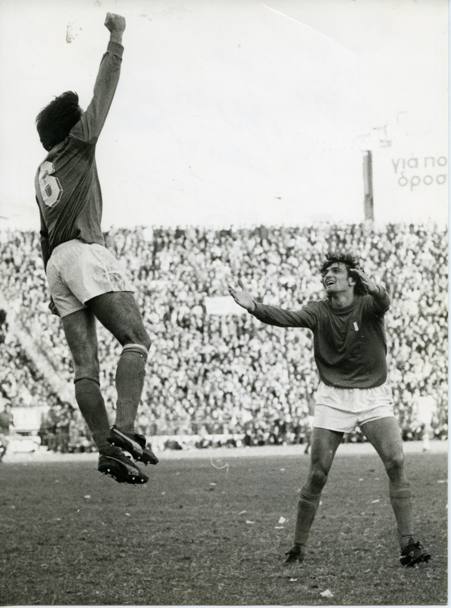 L’esultanza di Gaetano, di spalle, festeggiato da Altobelli dopo il gol segnato contro la Grecia in una partita valida per le qualificazioni al Mondiale del 1982 (Olympia)